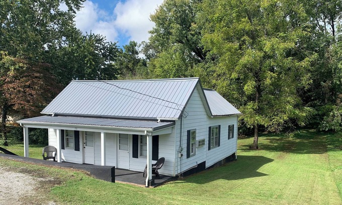 Burnside House | Captain's Quarters Dockside. You can walk to Lake, Burnside Marina & Cole Park.