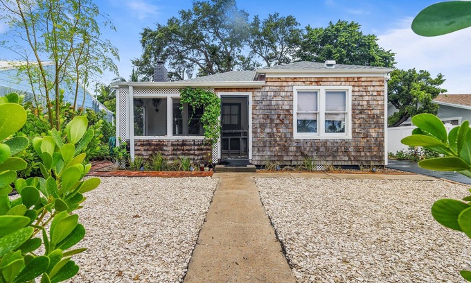 Riviera Beach Cottage | ☀Captains Cottage☀ 0.2 miles to water! Minutes to Singer Island & Peanut Island!