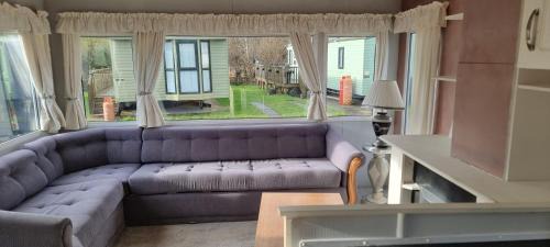 Llanfair Caereinion Villa | Caravan - Sleeps 8 pet friendly & hot tub