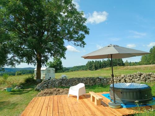 Sauvessanges Other | Caravane Vintage insolite avec jacuzzi au calme