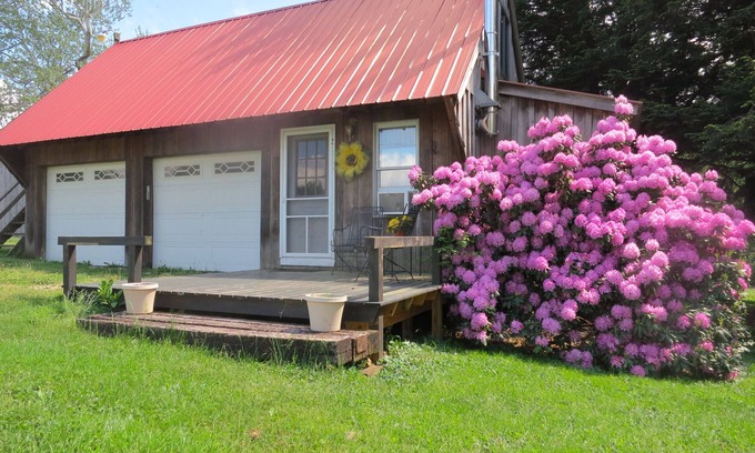 Nelsonville Apartment | Carriage House, at Nine Pines Farm - Hot Tub & Walking Trails