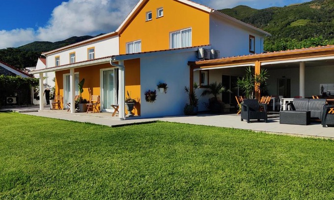 Urzelina House | Casa d'Avó Guesthouse and Apartment