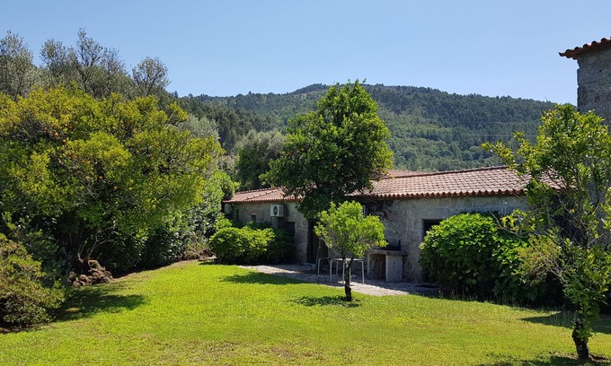 Geraz do Minho House | Casa do Forno, a pretty farmhouse offering relaxation and rest with a private garden