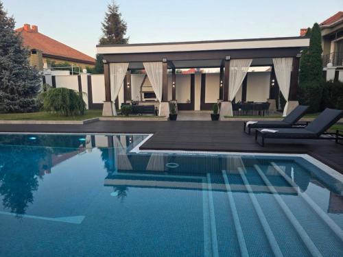 Odessa House | Casa Italiana with Exclusive Pool