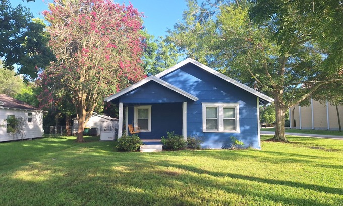 Tomball Cottage | Casa Lynda - a Charming 2-bedroom cottage in the heart of Tomball