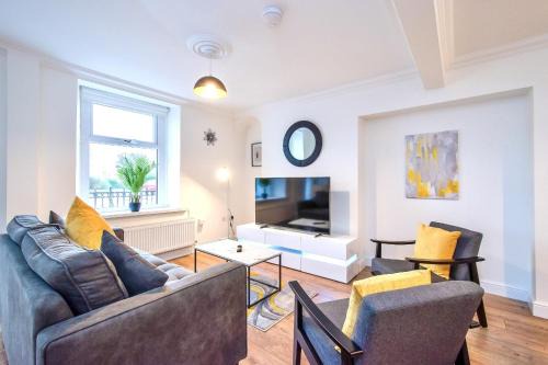 Mumbles House | Casa One Hundred - A Beautiful 4 Bed House on the Beach Front