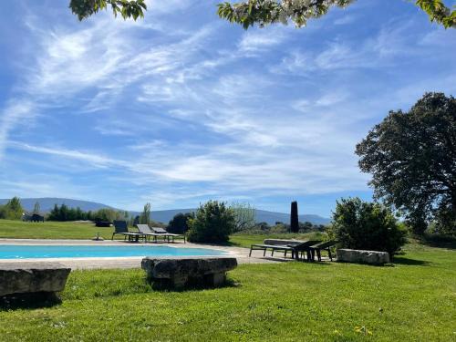 Quintanilla de los Adrianos House | casa rural de un artista en plena naturaleza piscina y parque de esculturas en villarcayo