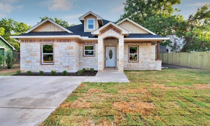 Bellmead House | Casa Villa de Mando! Minutes away from Silos & BU