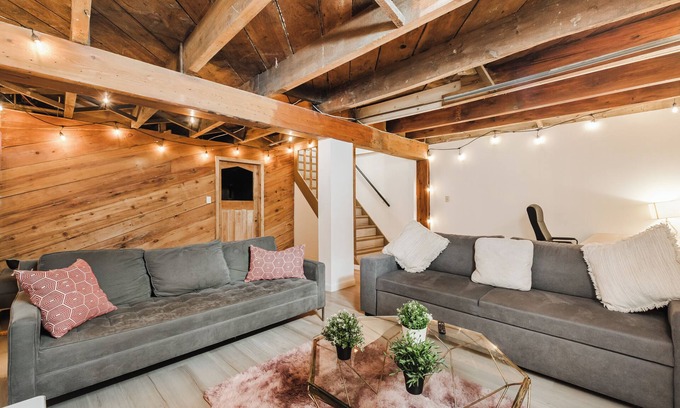 Pointe-Saint-Charles Apartment | CasaKaïa - Cozy 2 bedroom apartment with Backyard & Parking near Lachine canalnn