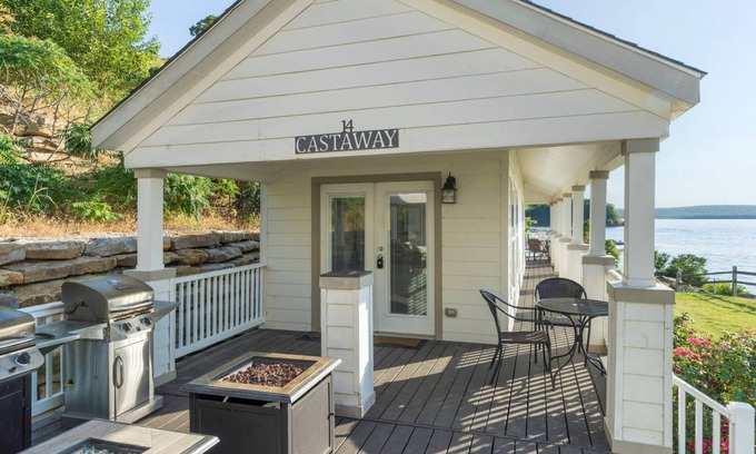 Sperry Cottage | Castaway at CrossTimbers Marina