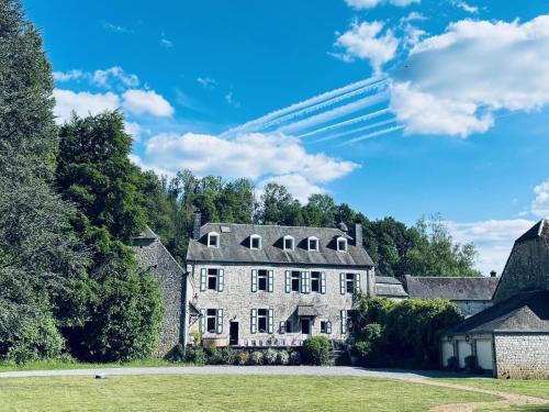 Ferrieres House | Castle in Ferrières with Pond Garden