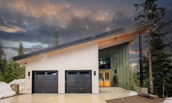 Snoqualmie Pass House | Cedar Chalet Powder Days & Firelit Nights: Ski-in, Ski-out. SNOWSHOES INCLUDED!