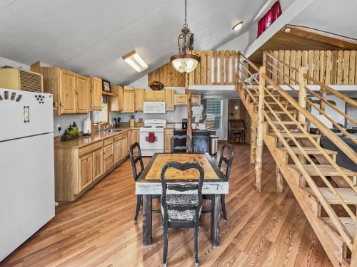 Montrose House | Cedar Mountain Bunkhouse cabin