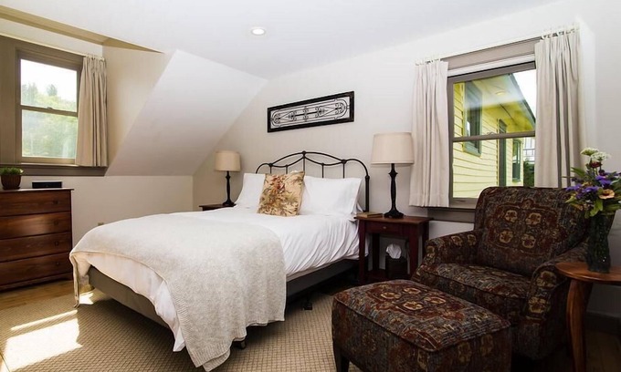 Keene Bed & Breakfast | Cedar Room - Private Bath with Queen Bed