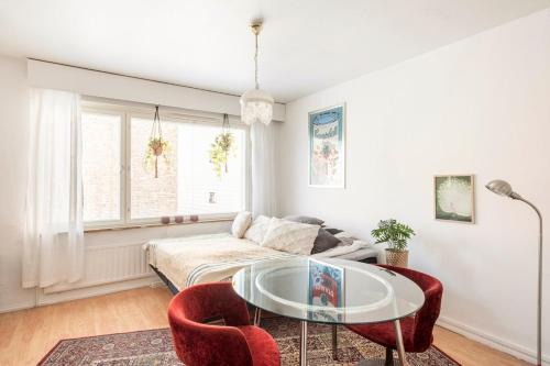 Punavuori Apartment | Central and Hip w King Bed, 50m tram and bus, Netflix