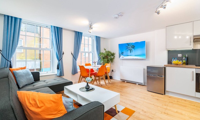 Andover Apartment | Central Apartment with 55 ' Smart TV, Netflix, Amazon Prime TV, Super King Bed