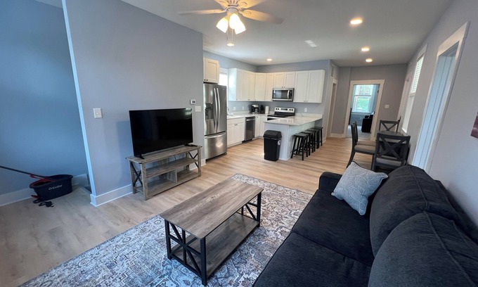 Covington House | Central Home 3min to downtown + private parking + 10% off Ark, Aquarium, and Zoo