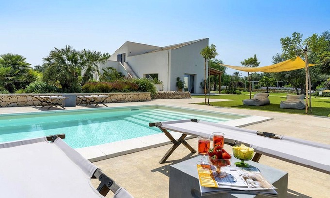 Avola House | Central house with beautiful views and heated pool