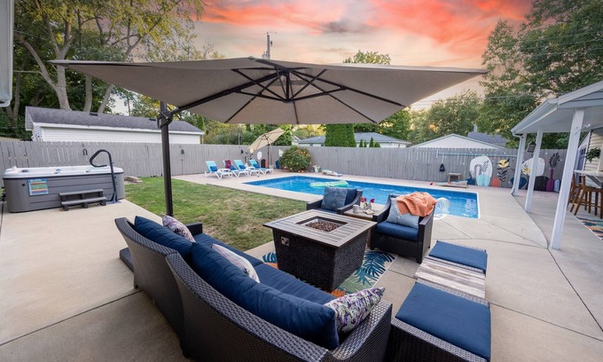 Normal House | Central location | Hot Tub | Heated Pool | Digital Game Table