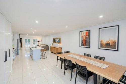 Temora Apartment | Central Modern Spacous Townhouse 290B