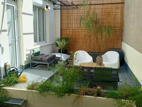 Saint - Aubin - Dupuy Apartment | Central St Aubin dans un écrin de verdure