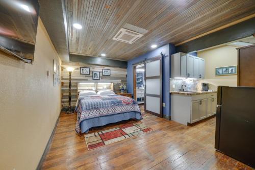 Texarkana Apartment | Central Texarkana Studio Rental with Railroad Views!