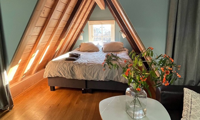 Jordaan Apartment | Centrally Located Comfortable Renovated Monument Apartment