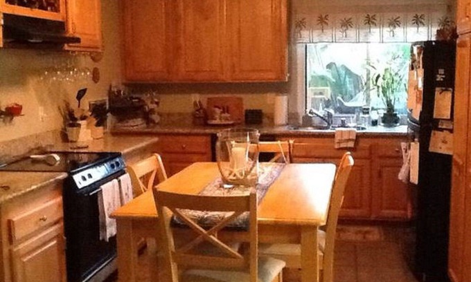 Grantville House | Centrally Located Cozy 3 BR Townhouse with Pool/Jacuzzi