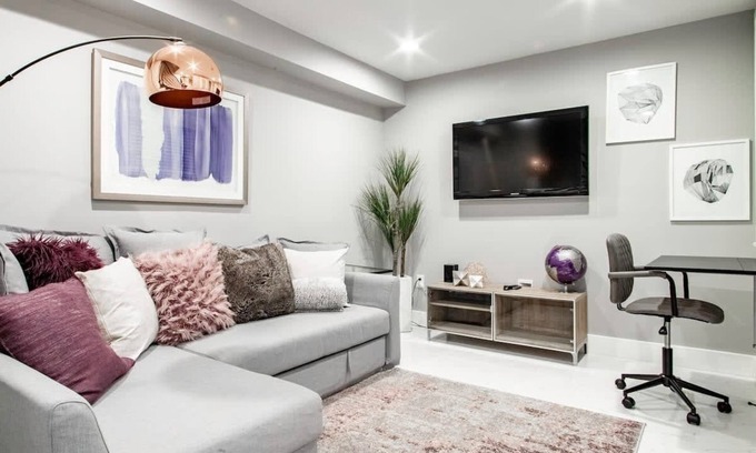 Truxton Circle Apartment | Centrally-Located Well-Decorated Solar-Powered!