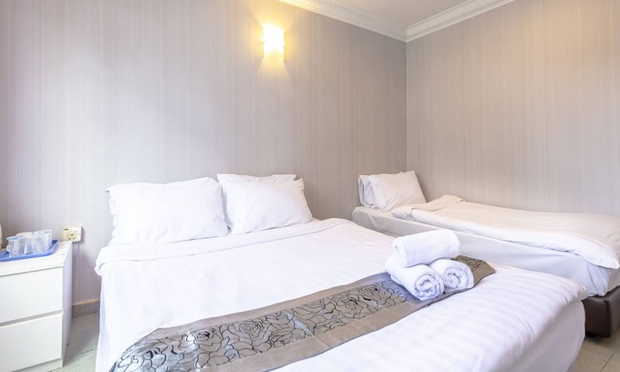 Geylang House | Centre of attraction, famous food & fruit! 12, 304