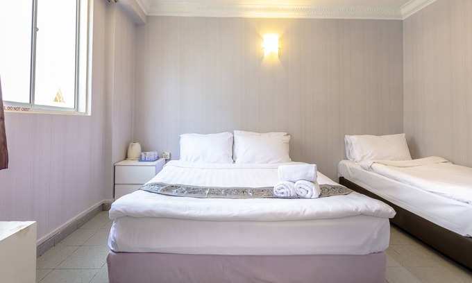 Geylang House | Centre of attraction, famous food & fruit! 12, 402