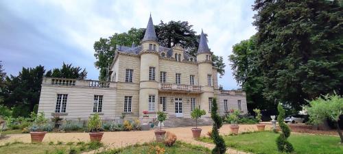 Doue-la-Fontaine Bed & Breakfast | Château des quatre tourelles