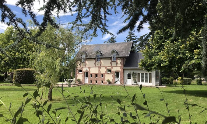 Marolles House | Château Folies : Gîte in an English-style park