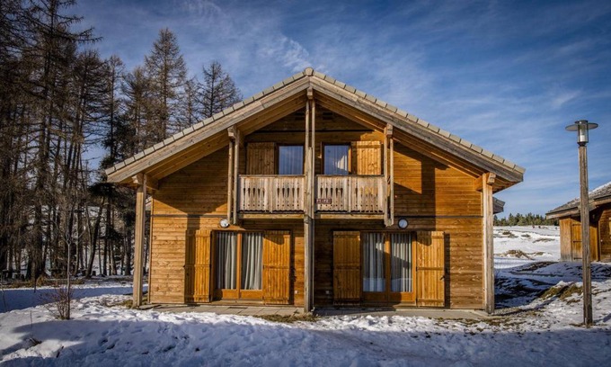 Saint-Etienne-en-Devoluy Ski Chalet | Chalet, 300m from ski slopes, fitness, swimming pool, terrace, parking, tv, ski locker, 42m²