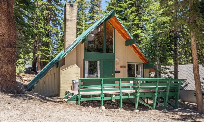 Mammoth Lakes Ski Chalet | Chalet #11, Charming Ski in/Ski Out Steps to the