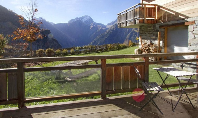Les Deux Alpes Ski Chalet | Chalet, 300m from ski slopes, view mountain, terrace, balcony, fireplace or stove, parking, tv