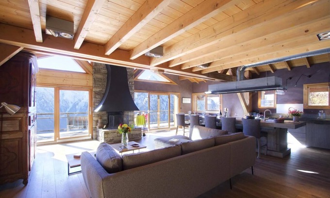 Les Deux Alpes Ski Chalet | Chalet, 300m from ski slopes, hammam, balcony, fireplace or stove, parking, tv, 271m², Les 2 Alpes