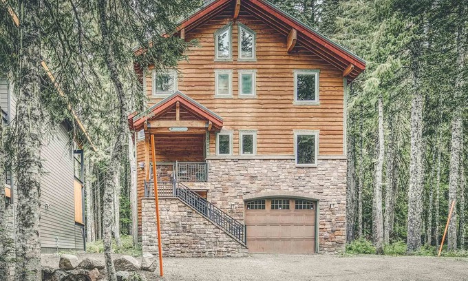 Government Camp Cabin | Chalet am Berg, gourmet kitchen, 3 fireplaces, BBQ, hot tub, dogs welcome