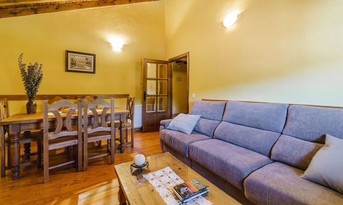 Valle de Valdelaguna Ski Chalet | Chalet 'Casa Rural Las Hoyas Ll' with Mountain View