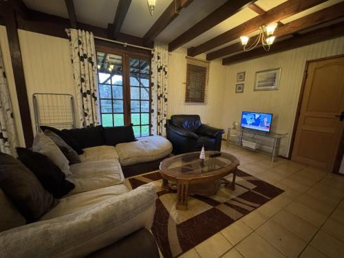 Aubigne-Racan Ski Chalet | Chalet in Aubigné-Racan with Pool & Garden