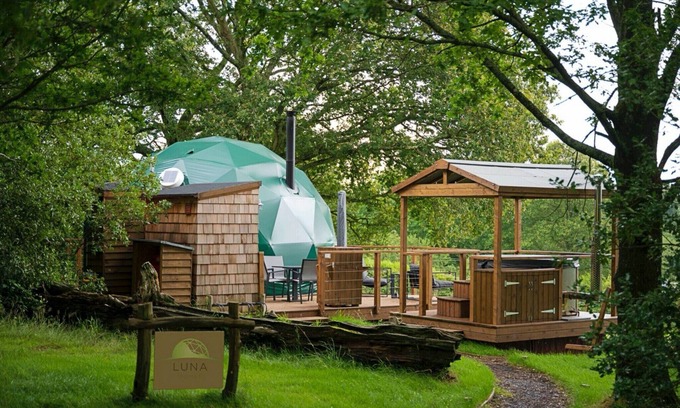 Chiddingstone Hoath House | Chalet in Kent with Hot Tub & Countryside Views