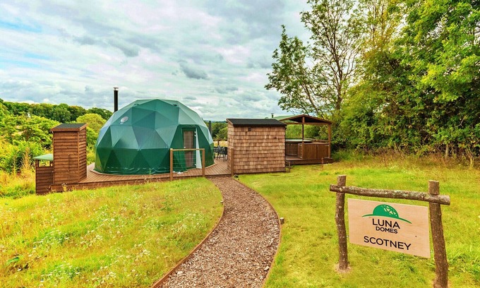 Chiddingstone Hoath House | Chalet in Kent with Hot Tub & Countryside Views