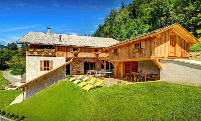 Les Clefs Ski Chalet | Chalet Ladroit - farmhouse for 12 with indoor pool & spa - OVO Network
