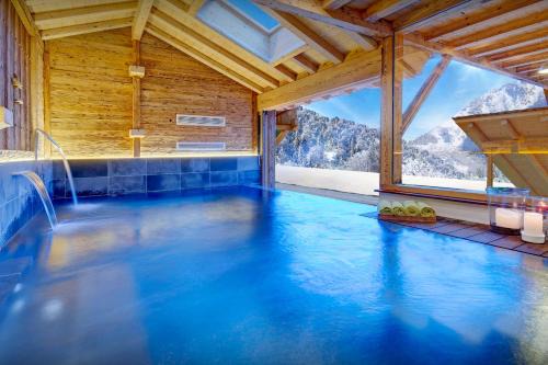 Les Clefs Ski Chalet | Chalet Ladroit - OVO Network