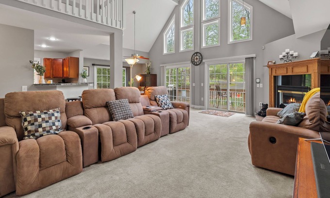 Lake Harmony Estates Ski Chalet | Chalet on Chalet by AvantStay | Bright Cabin w/Deck & Fire Pit, Near Lake