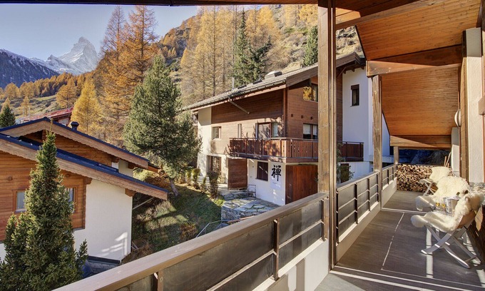 Zermatt Ski Chalet | Chalet & Penthouse Zen, Matterhorn view, sauna & hot tub, 100m to main lift