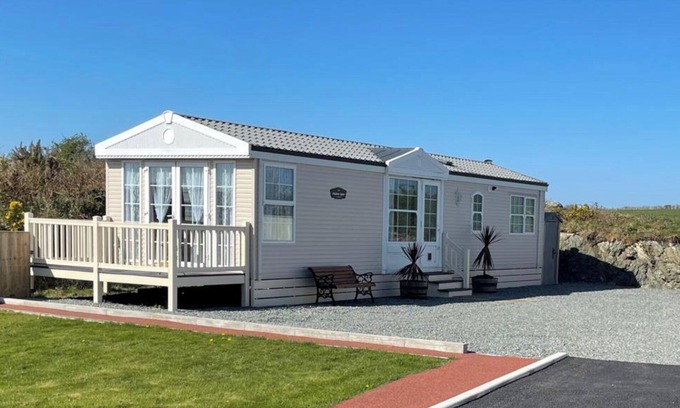 Caergeiliog Ski Chalet | Chalet Sleeps 4 Near Cymyran Beach