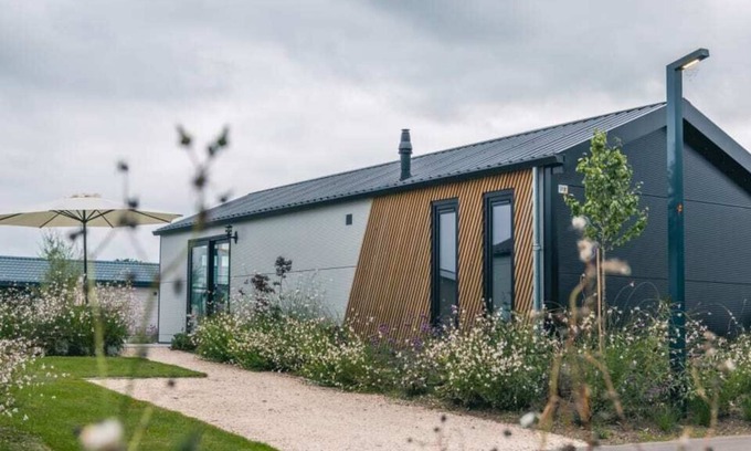 Kerkdriel Ski Chalet | Chalet with 2 bedrooms and a terrace