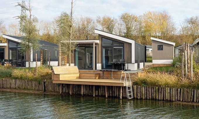 Linden House | Chalet with 4 bedrooms, a terrace and a jetty