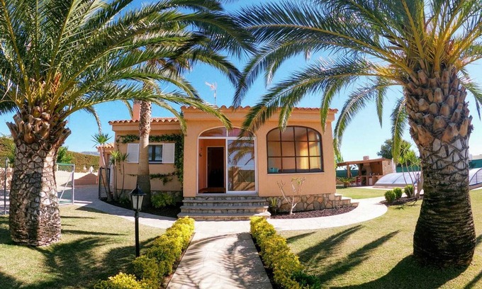 Les Tres Cales Villa | CHALET WITH CHARM! Spacious law garden, pool with deck and more